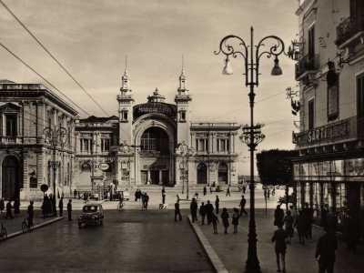 A sostituirle ci pens� una grande scritta con il nome del teatro, che fu anch�essa rimossa negli anni a seguire